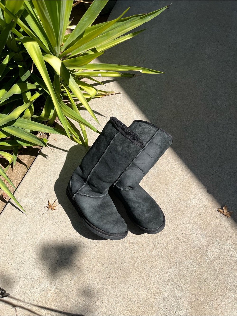 UGG Black boots, low heel, Lined comfortable Winter Boots !